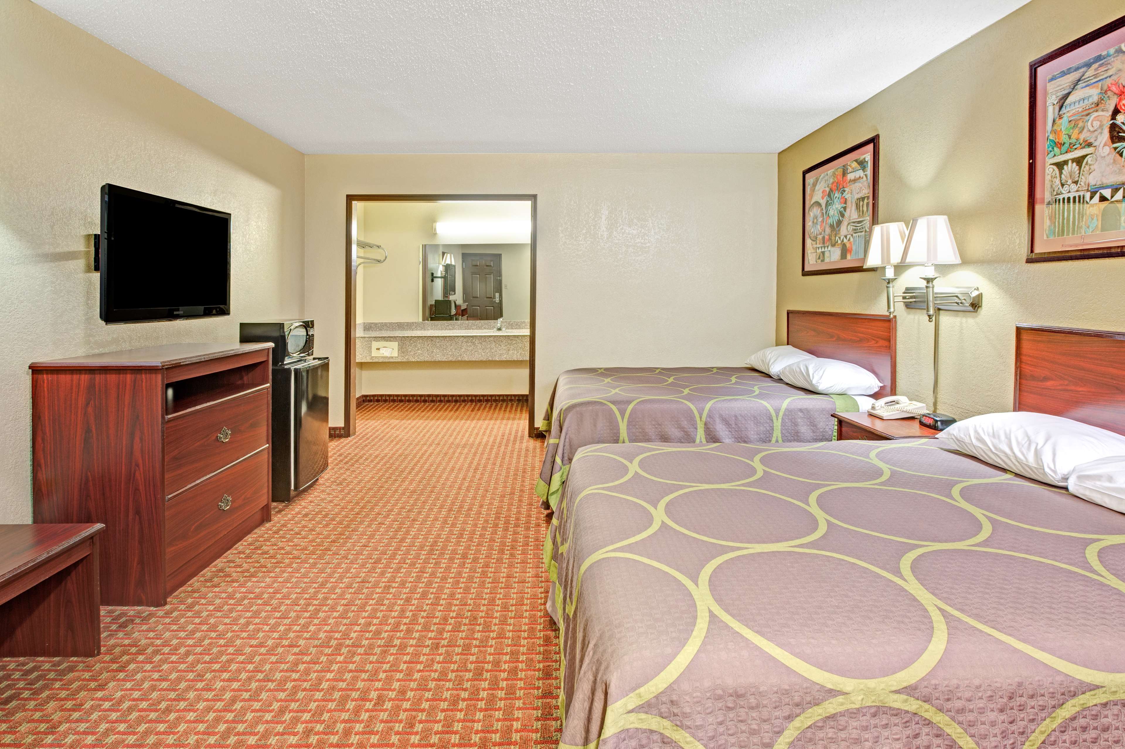 Super 8 by Wyndham Shawnee