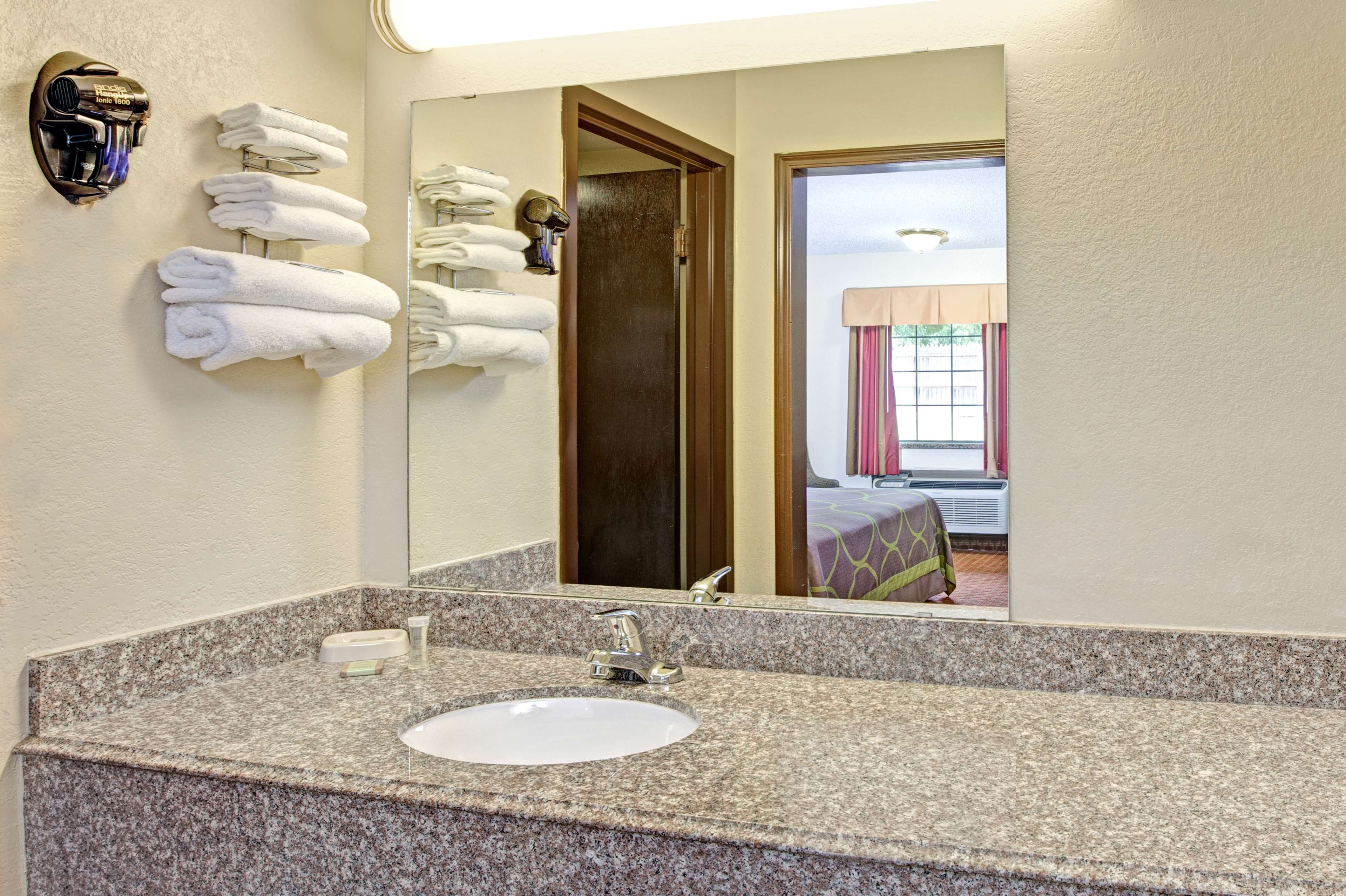 Super 8 by Wyndham Shawnee