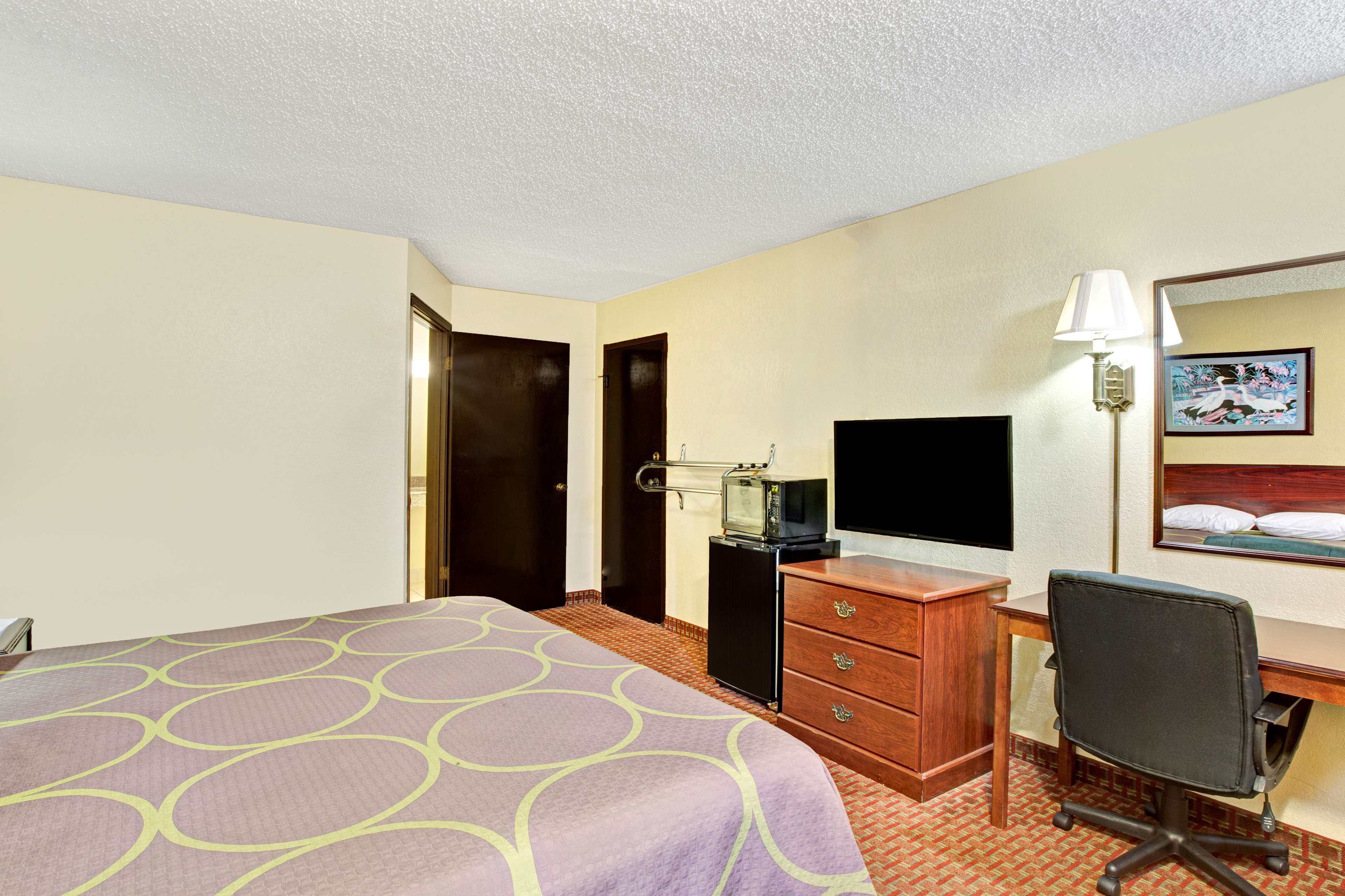 Super 8 by Wyndham Shawnee