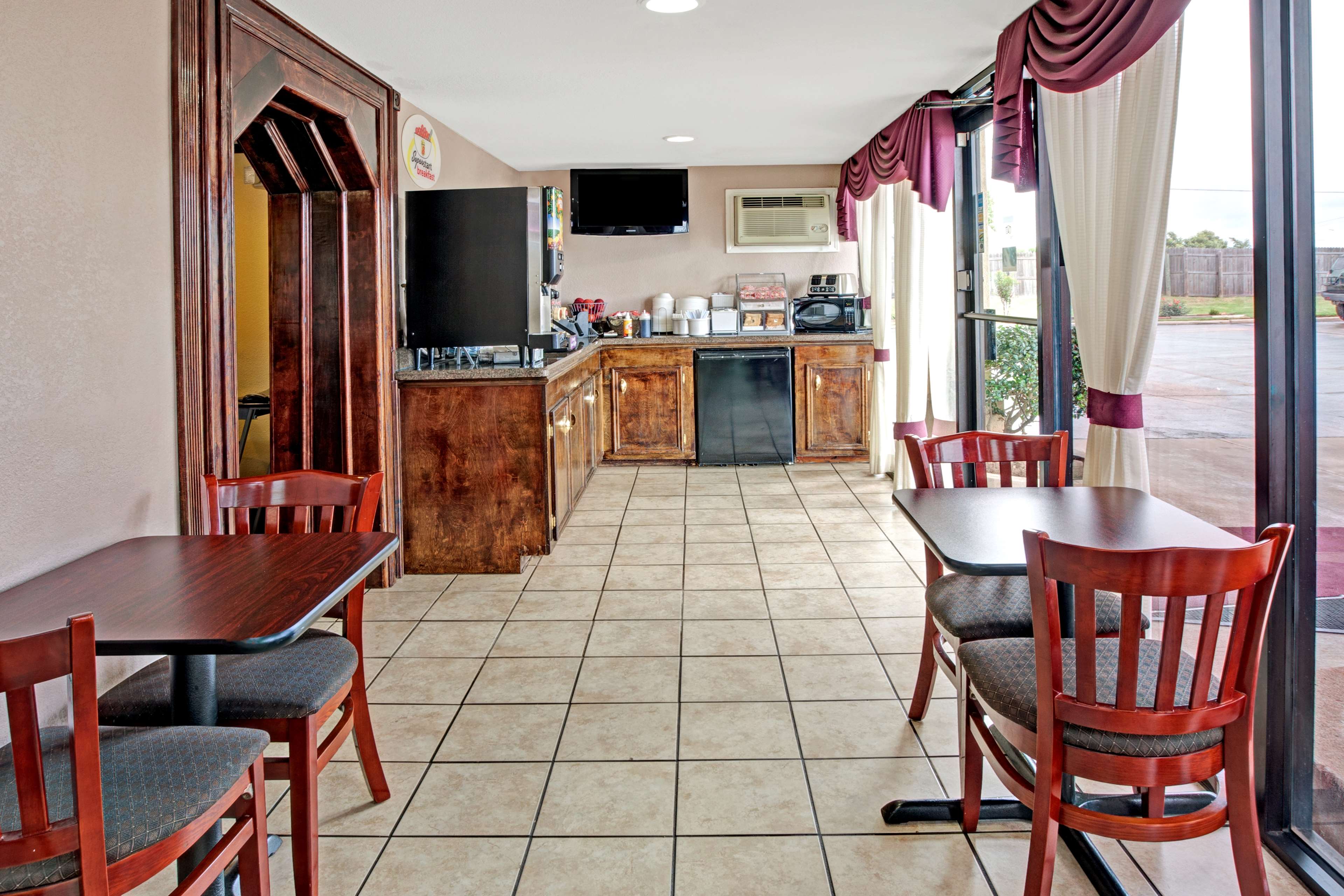 Super 8 by Wyndham Shawnee