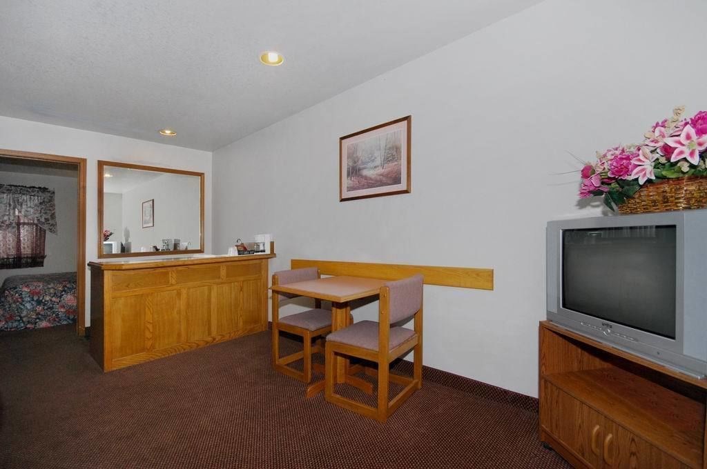 Oak Hill Inn & Suites