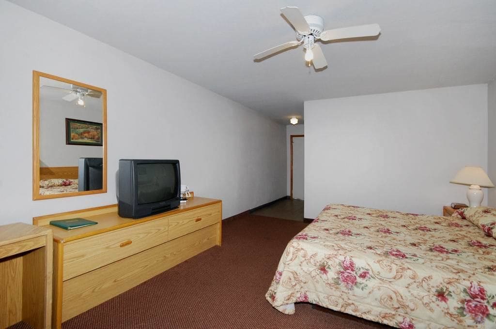 Oak Hill Inn & Suites