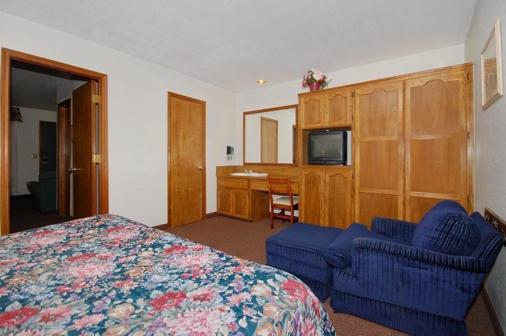 Oak Hill Inn & Suites