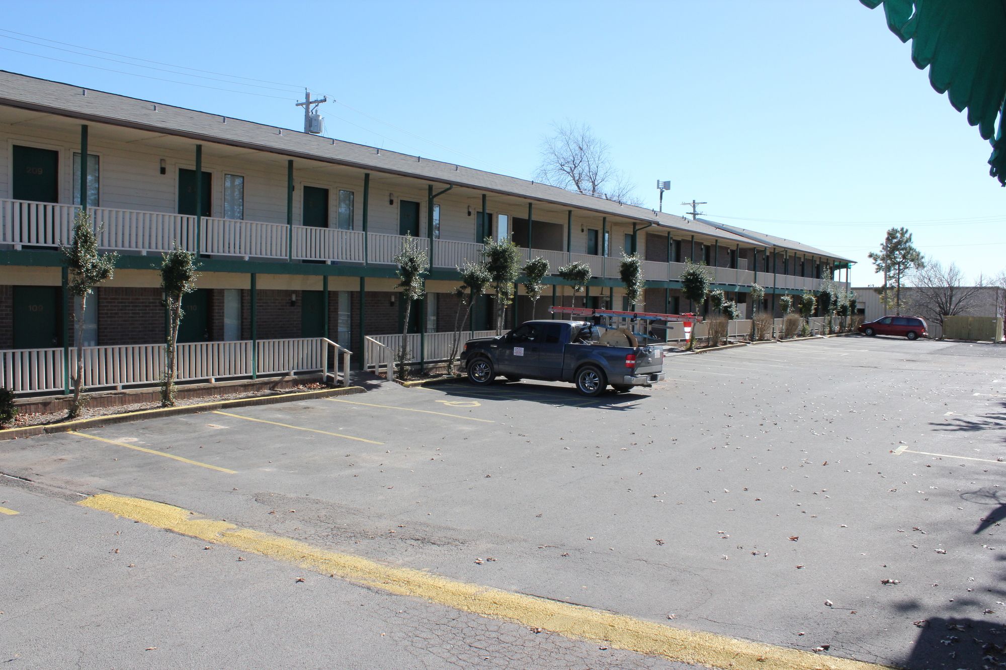 Oak Hill Inn & Suites