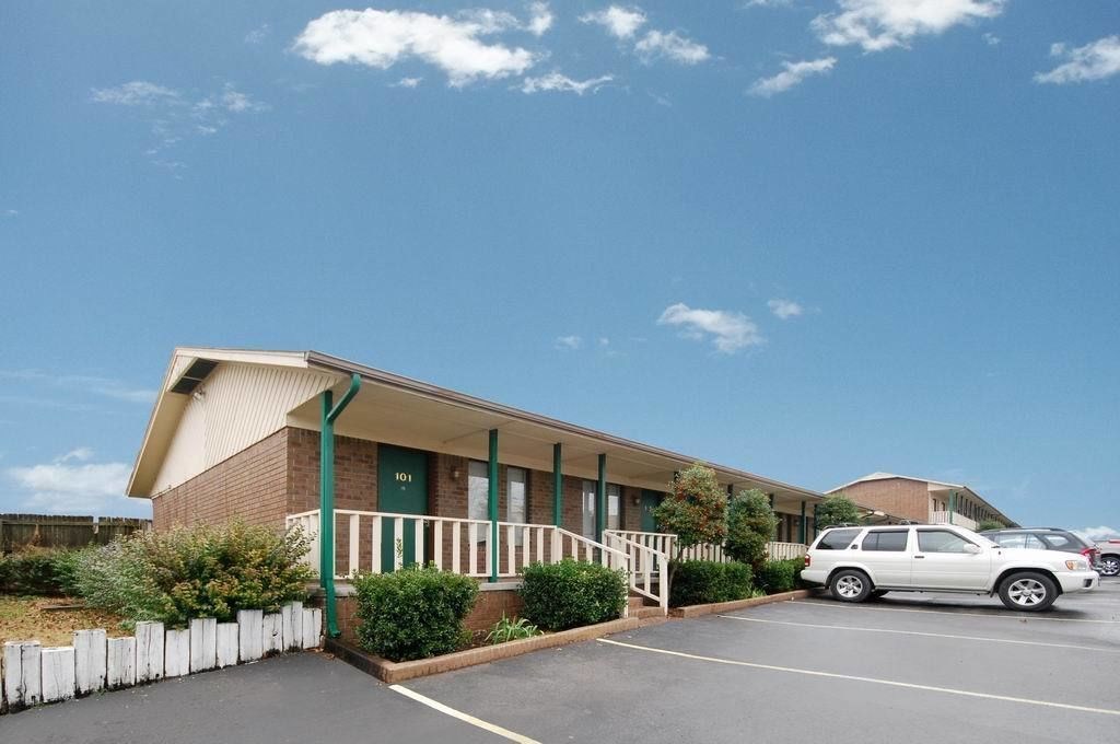 Oak Hill Inn & Suites