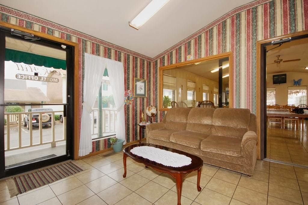 Oak Hill Inn & Suites