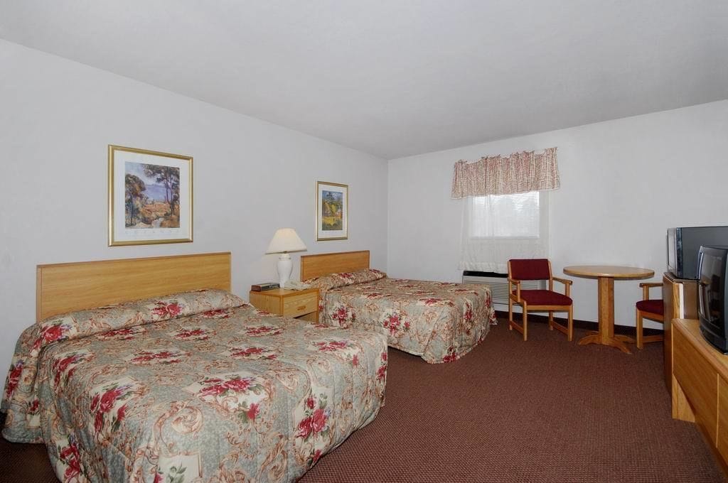Oak Hill Inn & Suites