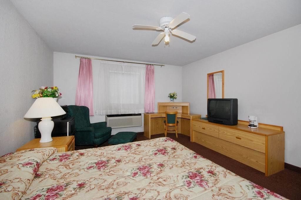 Oak Hill Inn & Suites