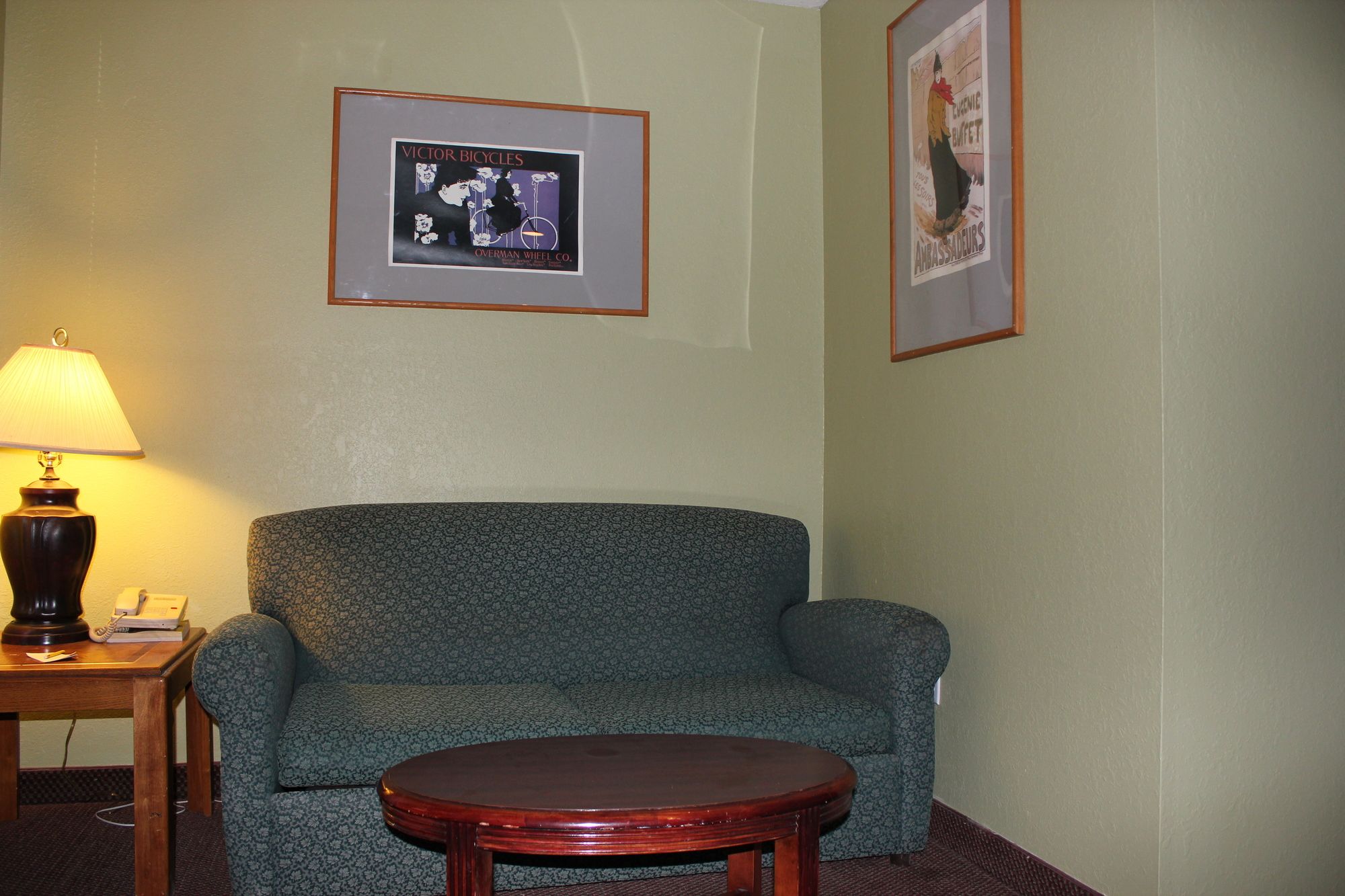 Oak Hill Inn & Suites