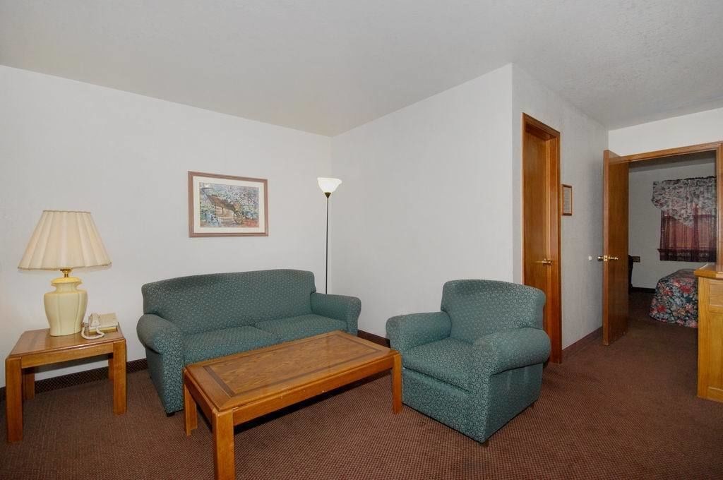 Oak Hill Inn & Suites