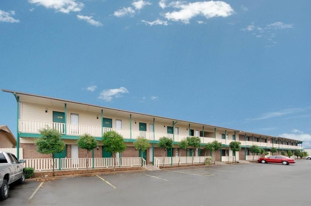 Oak Hill Inn & Suites