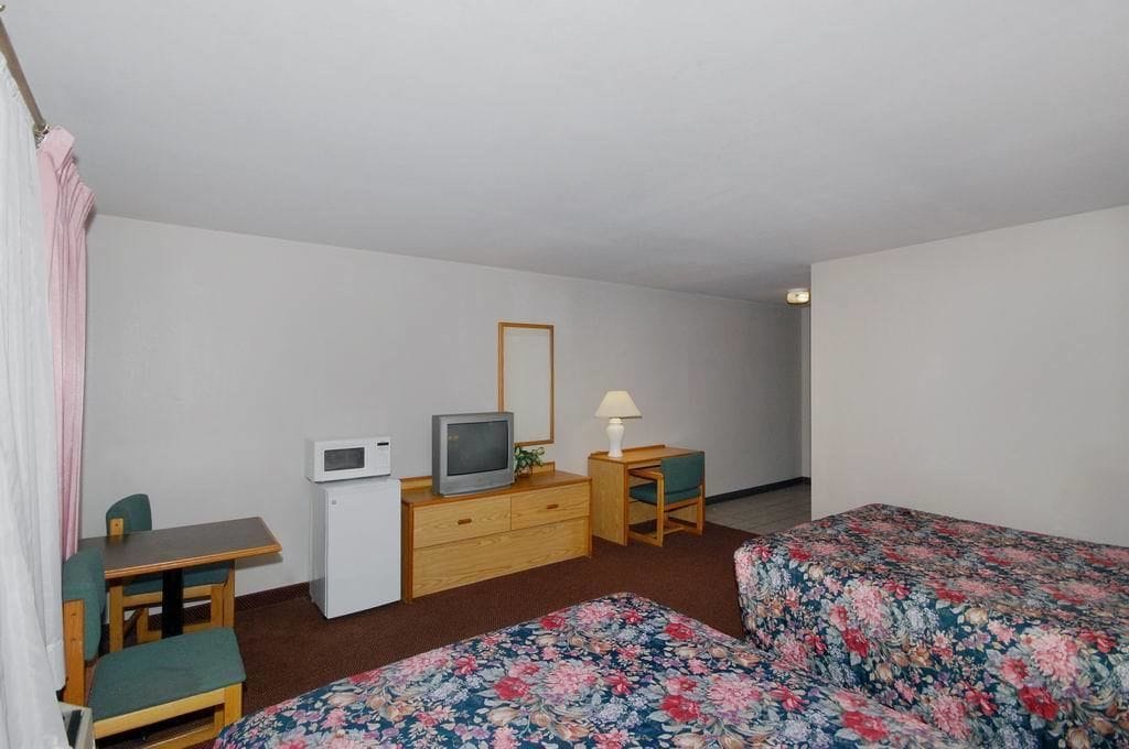 Oak Hill Inn & Suites