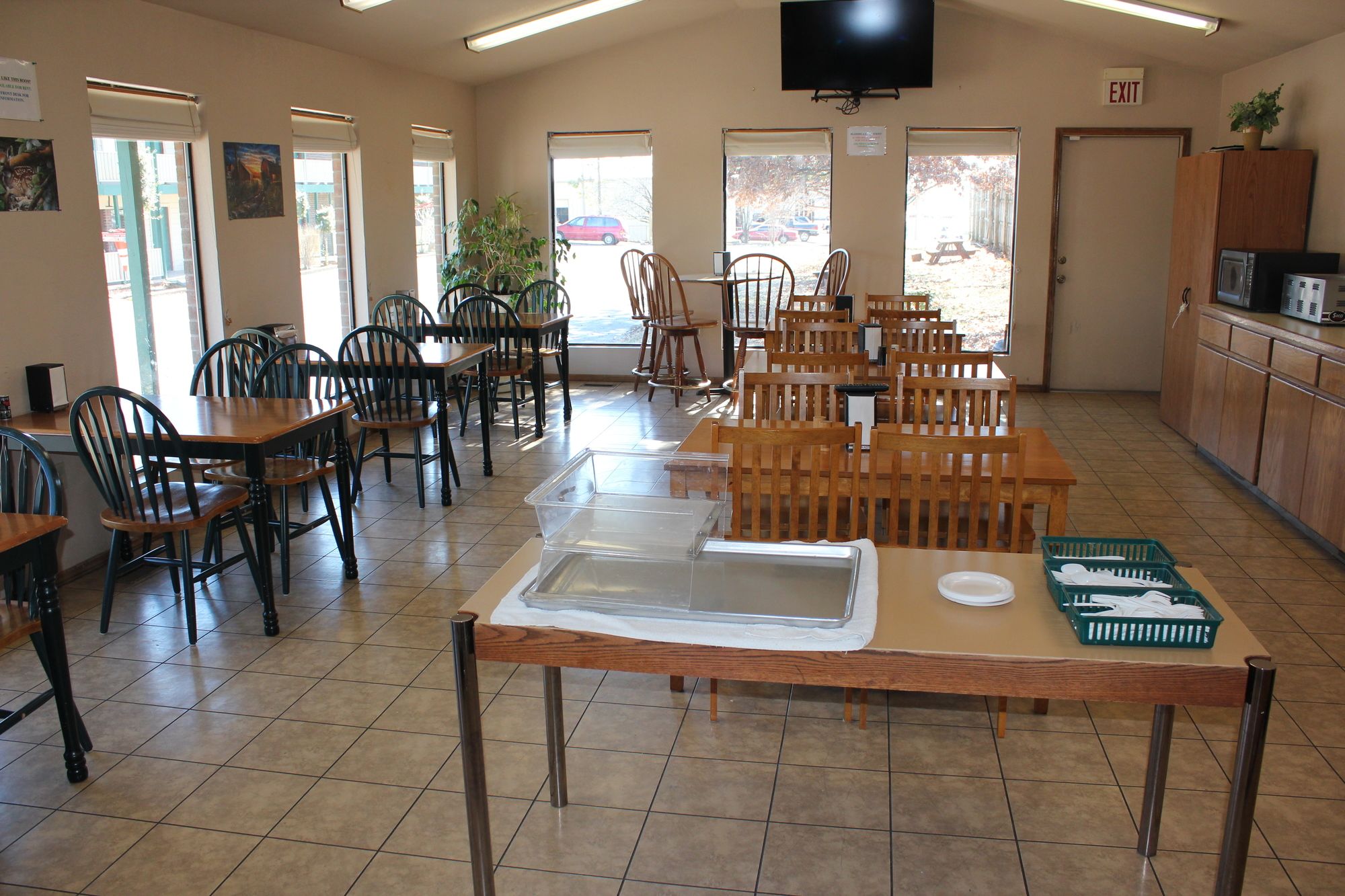 Oak Hill Inn & Suites