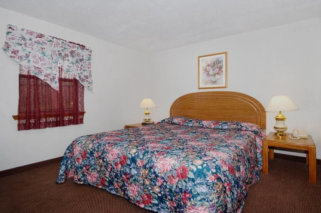 Oak Hill Inn & Suites