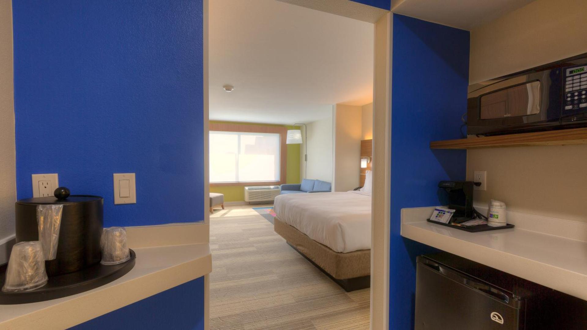 Holiday Inn Express & Suites Tulsa Midtown