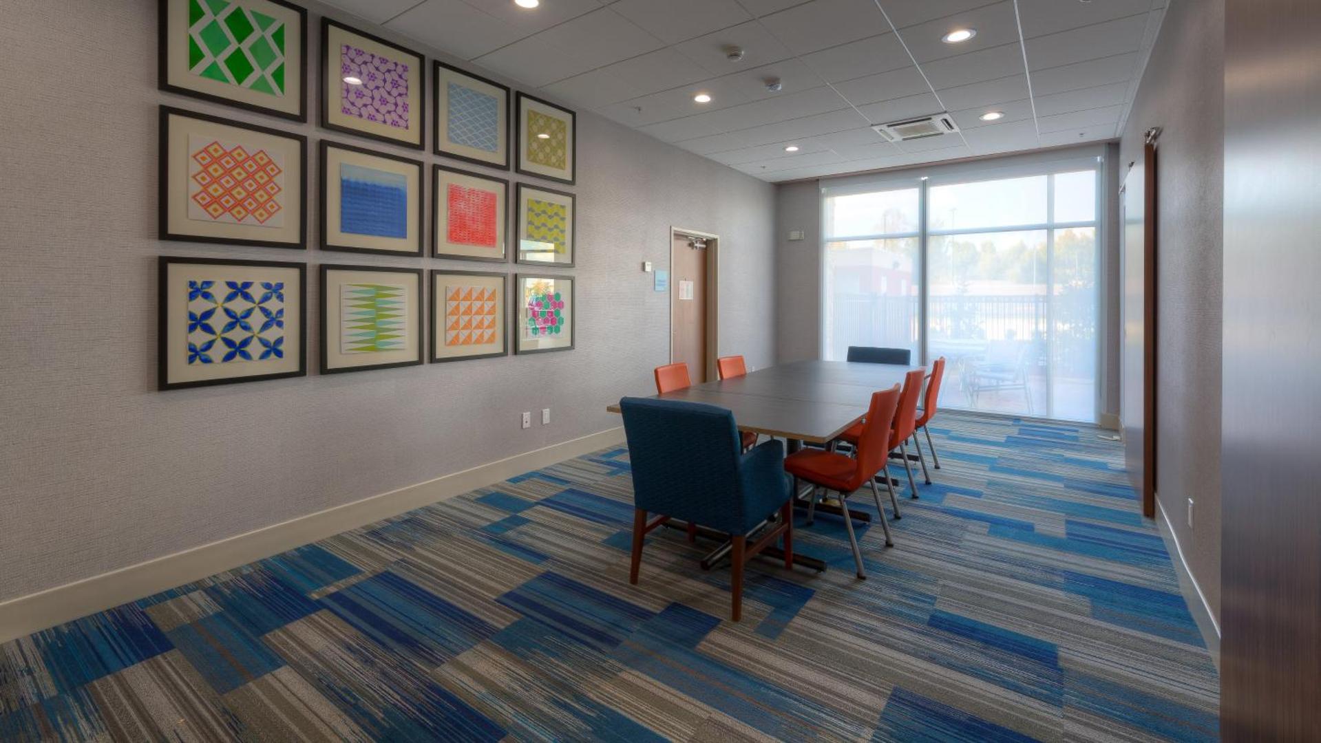 Holiday Inn Express & Suites Tulsa Midtown