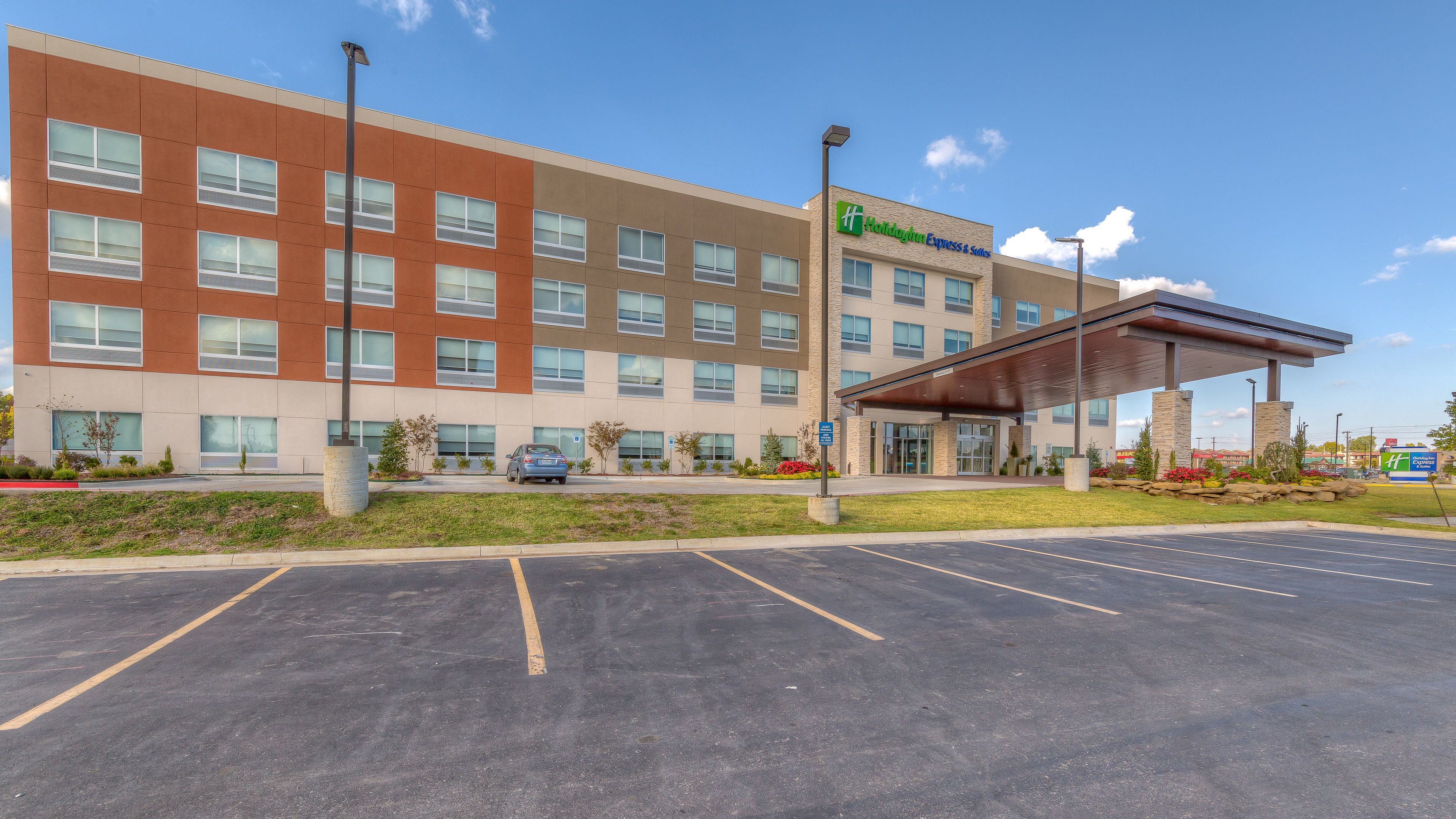 Holiday Inn Express & Suites Tulsa Midtown