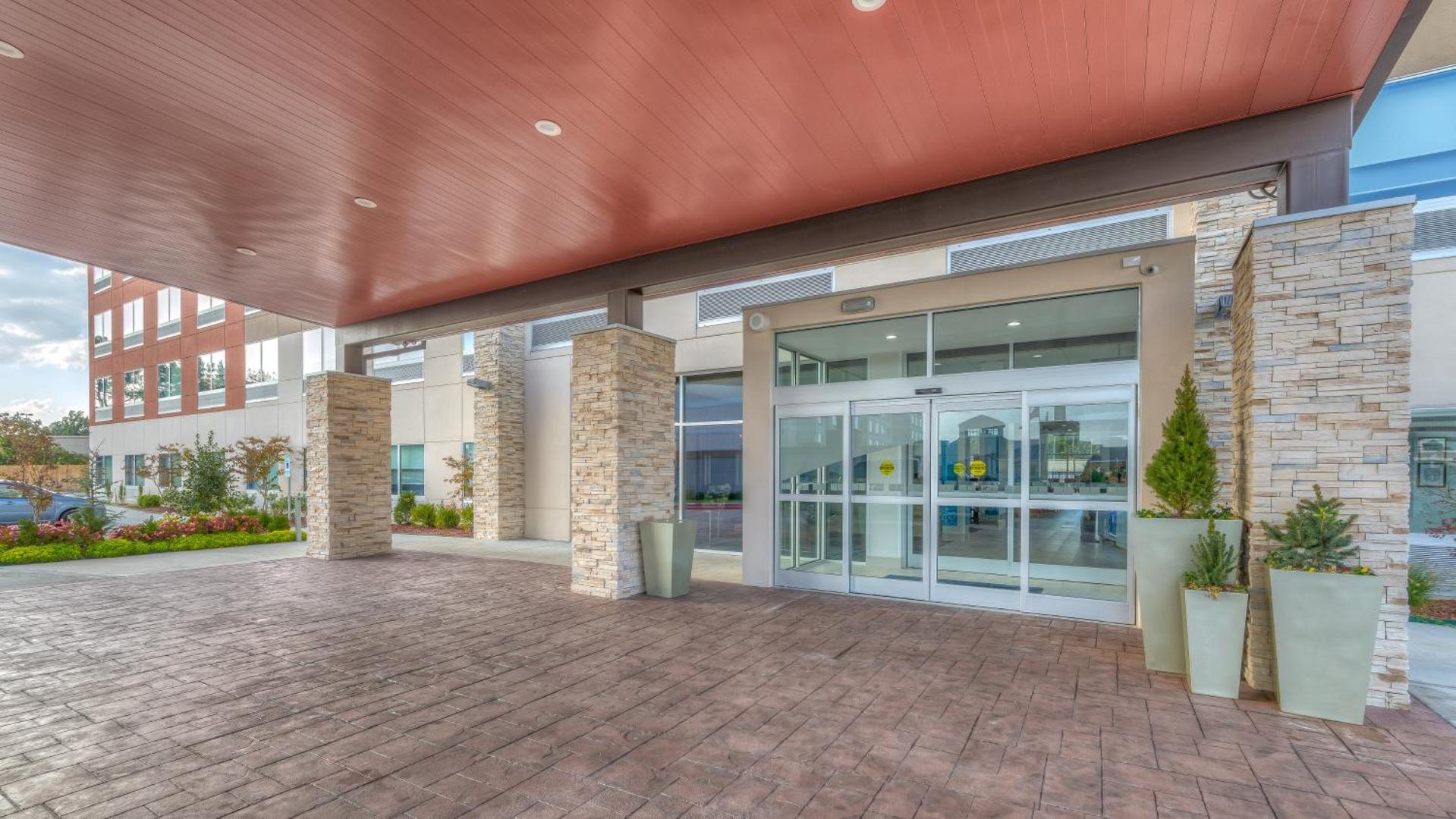 Holiday Inn Express & Suites Tulsa Midtown