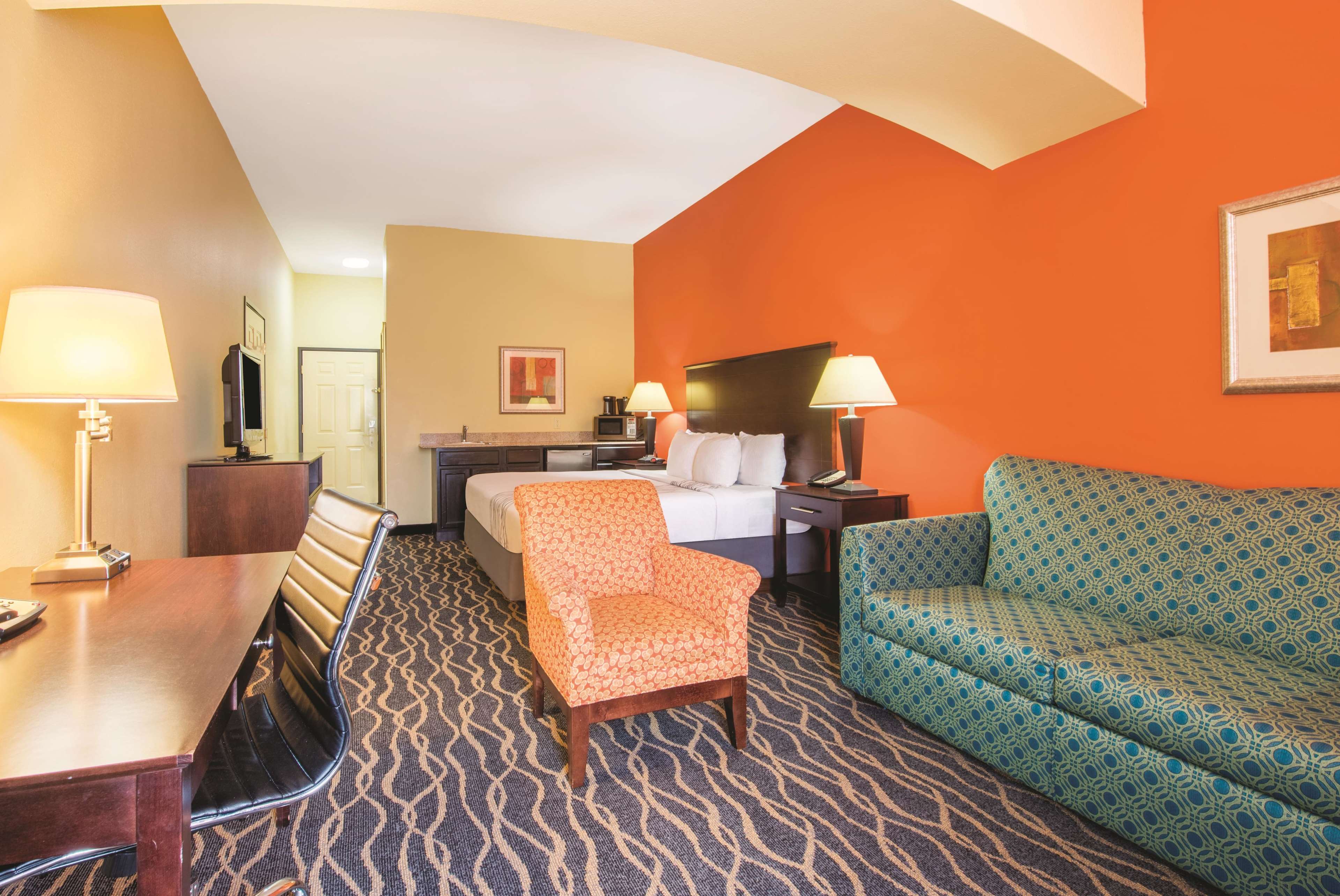 La Quinta Inn & Suites by Wyndham Tulsa Airpt / Expo Square