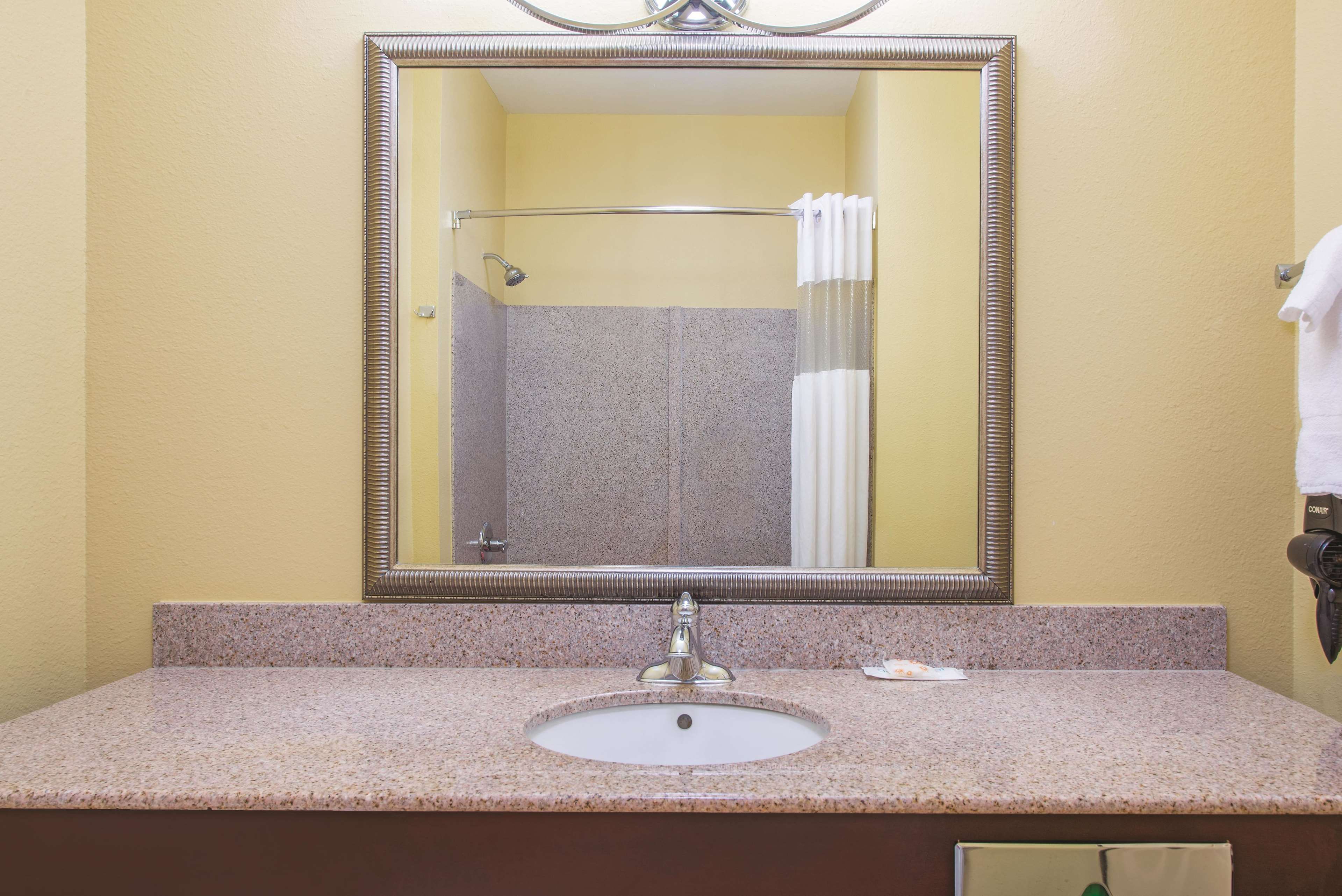 La Quinta Inn & Suites by Wyndham Tulsa Airpt / Expo Square