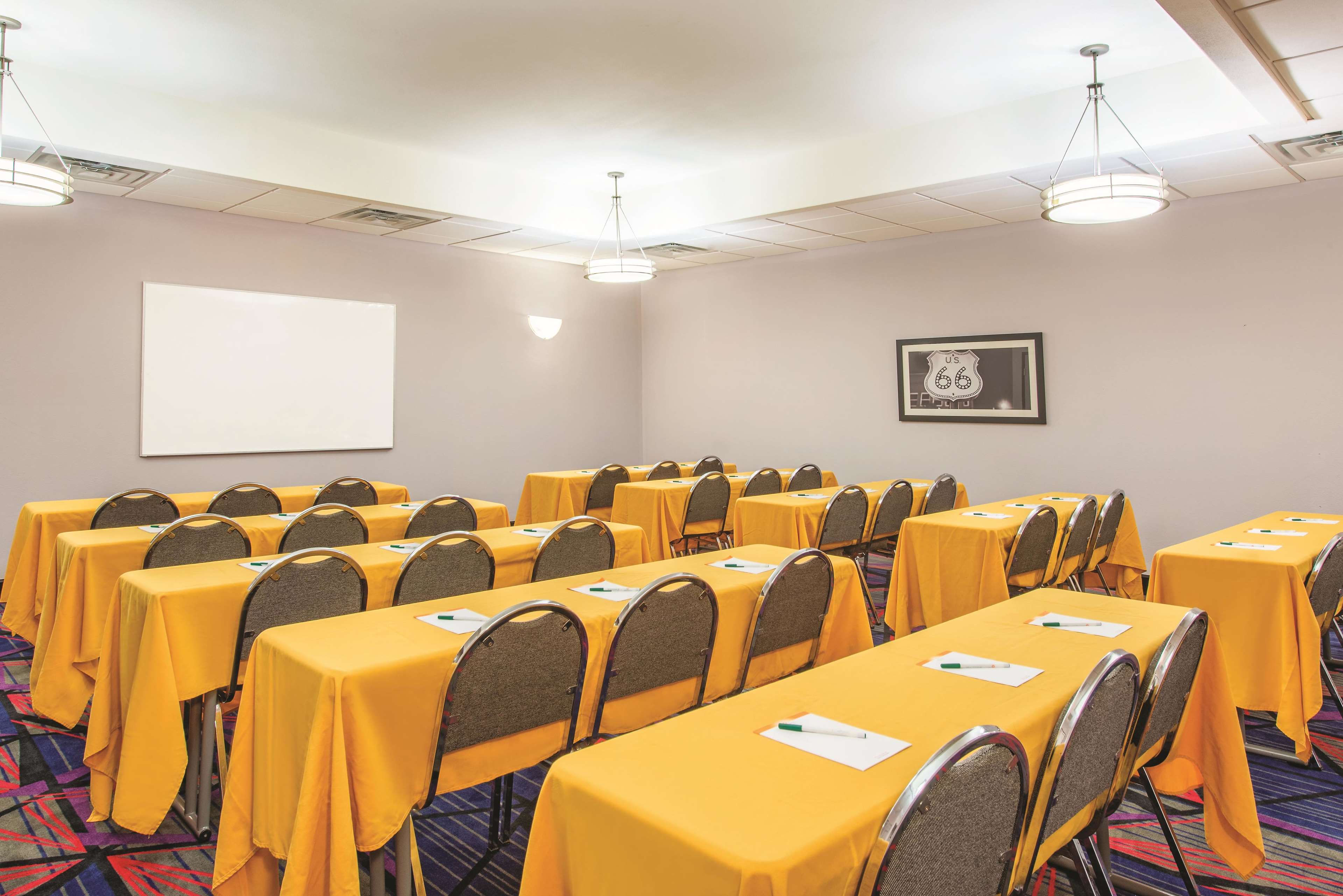 La Quinta Inn & Suites by Wyndham Tulsa Airpt / Expo Square