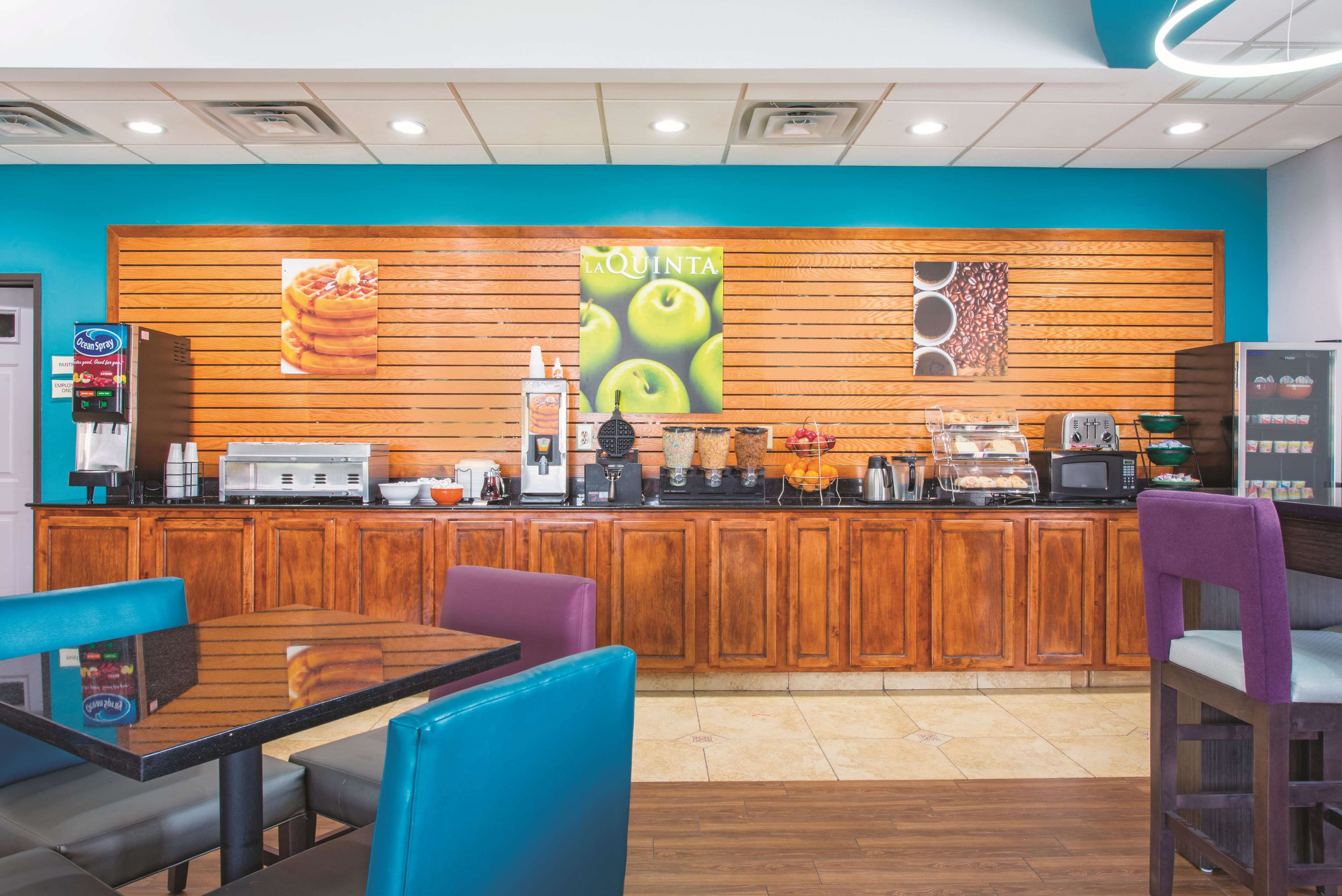 La Quinta Inn & Suites by Wyndham Tulsa Airpt / Expo Square