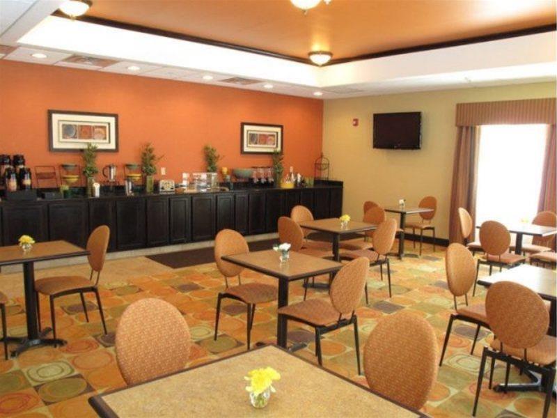 La Quinta Inn & Suites by Wyndham Tulsa Airpt / Expo Square