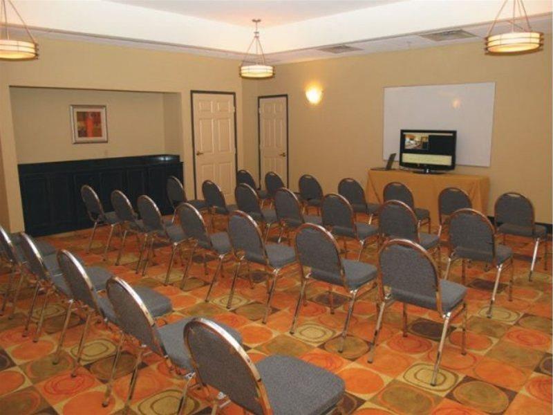 La Quinta Inn & Suites by Wyndham Tulsa Airpt / Expo Square