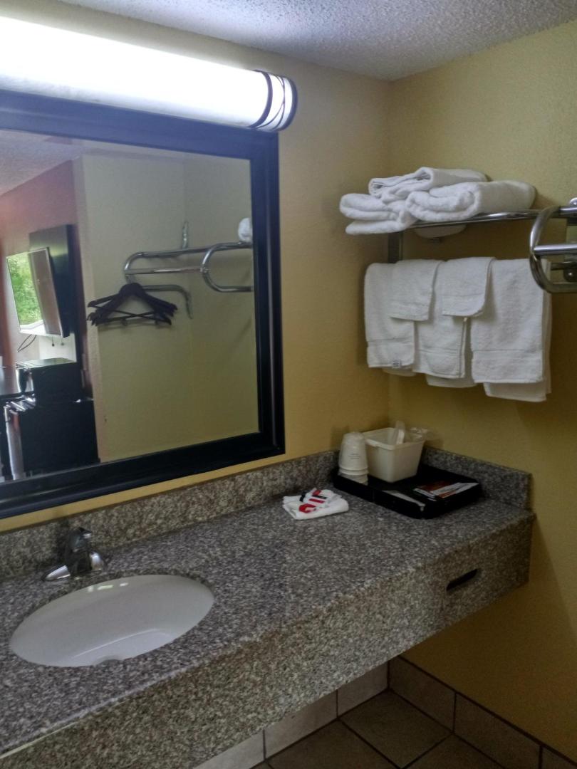 Super 8 by Wyndham Tulsa
