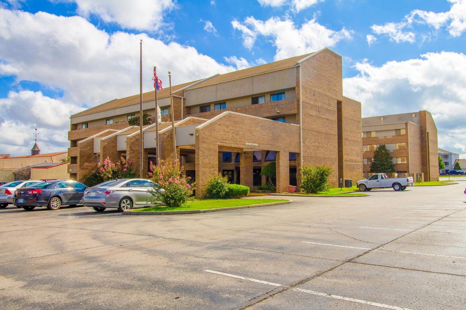 Tulsa Square Hotel Central, I-44 by OYO