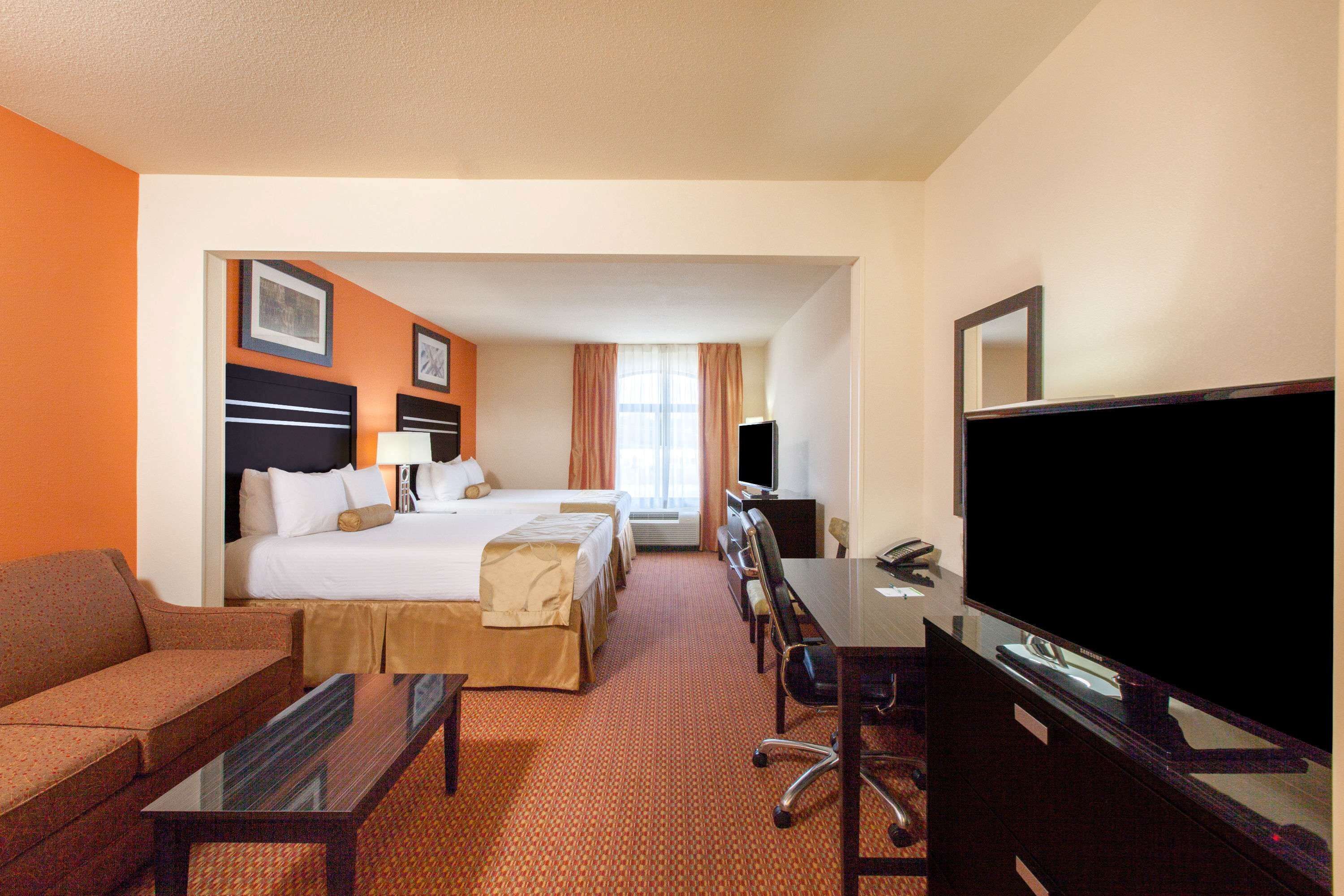 La Quinta Inn & Suites by Wyndham Tulsa Midtown