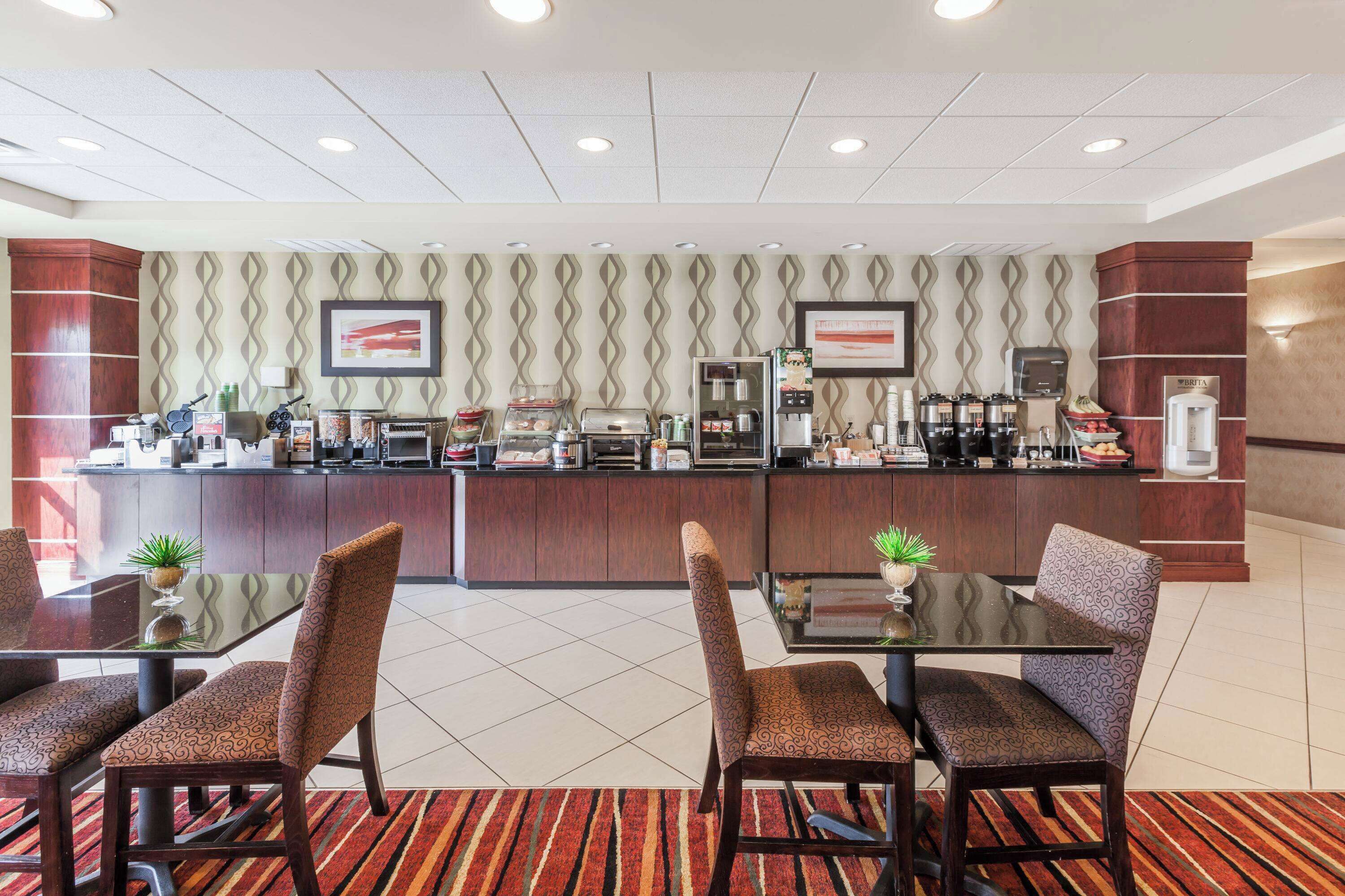 La Quinta Inn & Suites by Wyndham Tulsa Midtown