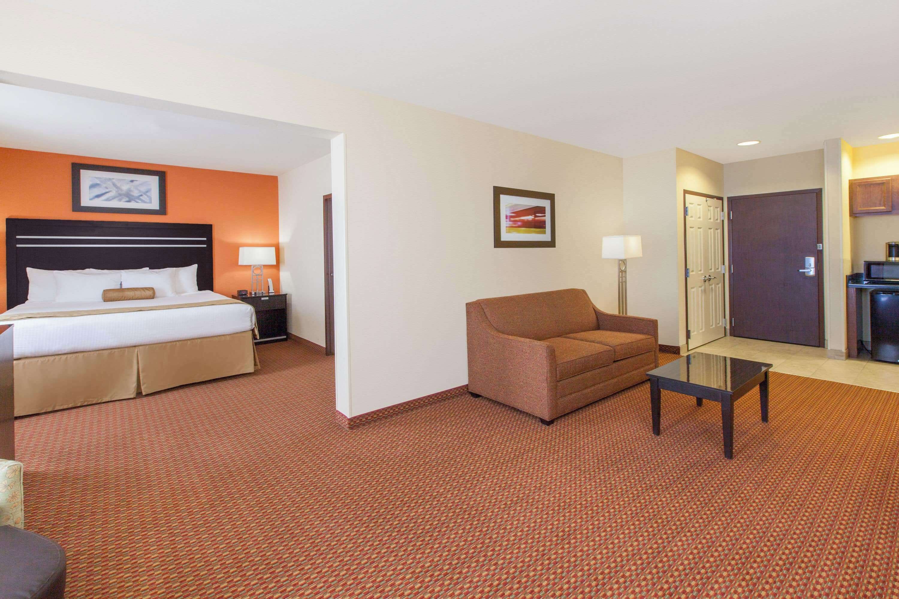 La Quinta Inn & Suites by Wyndham Tulsa Midtown