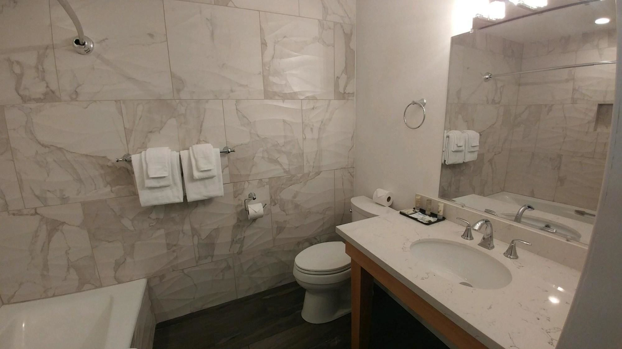 Astoria Riverwalk Inn