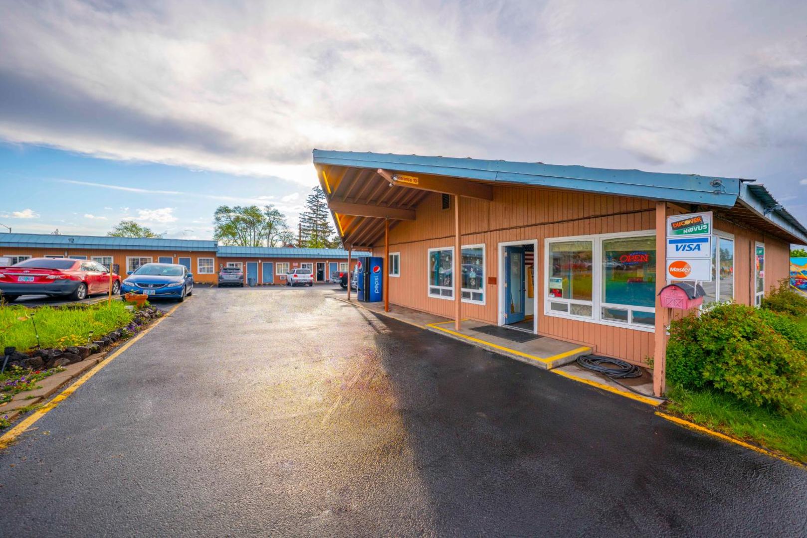 Royal Gateway Motel by OYO