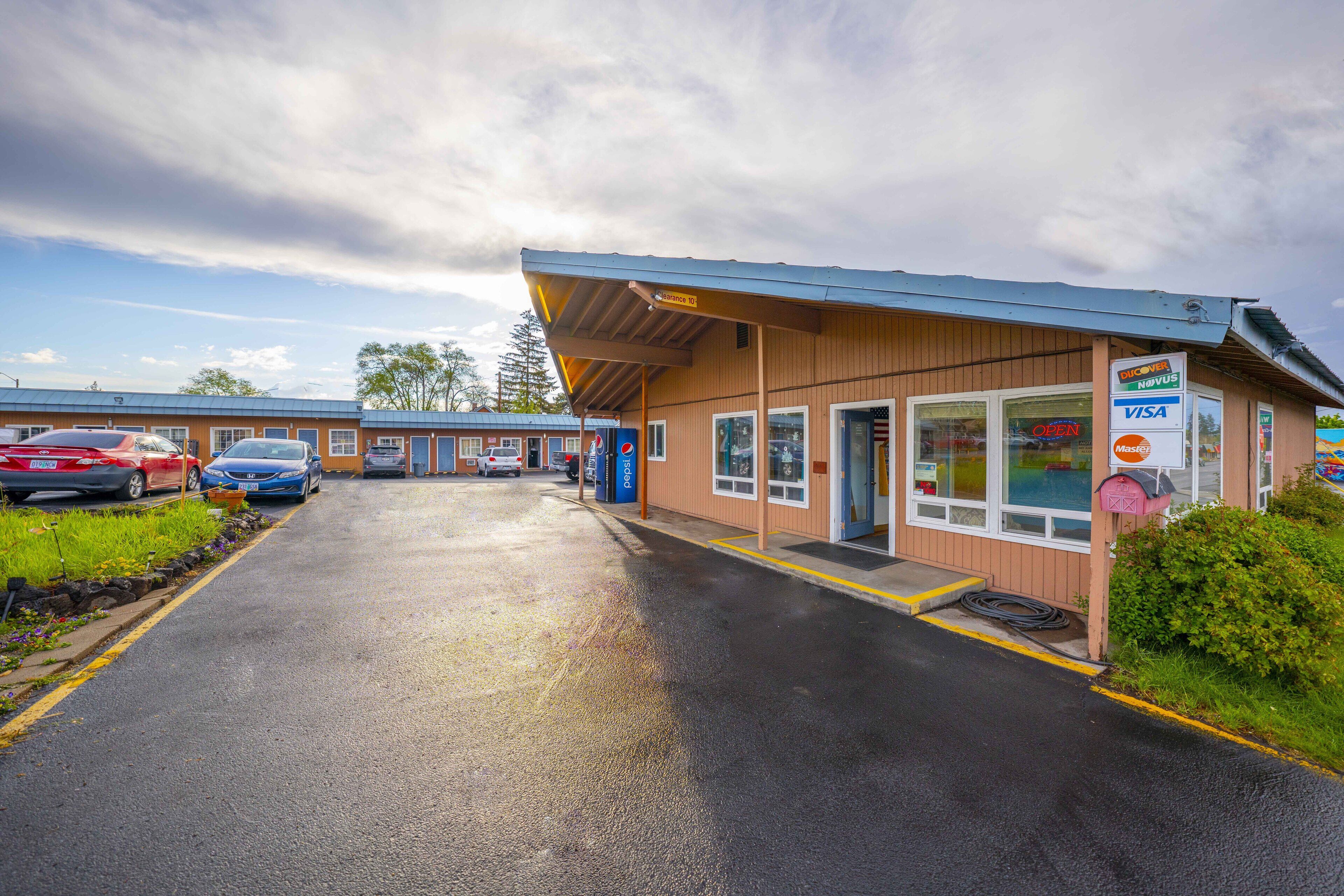 Royal Gateway Motel by OYO