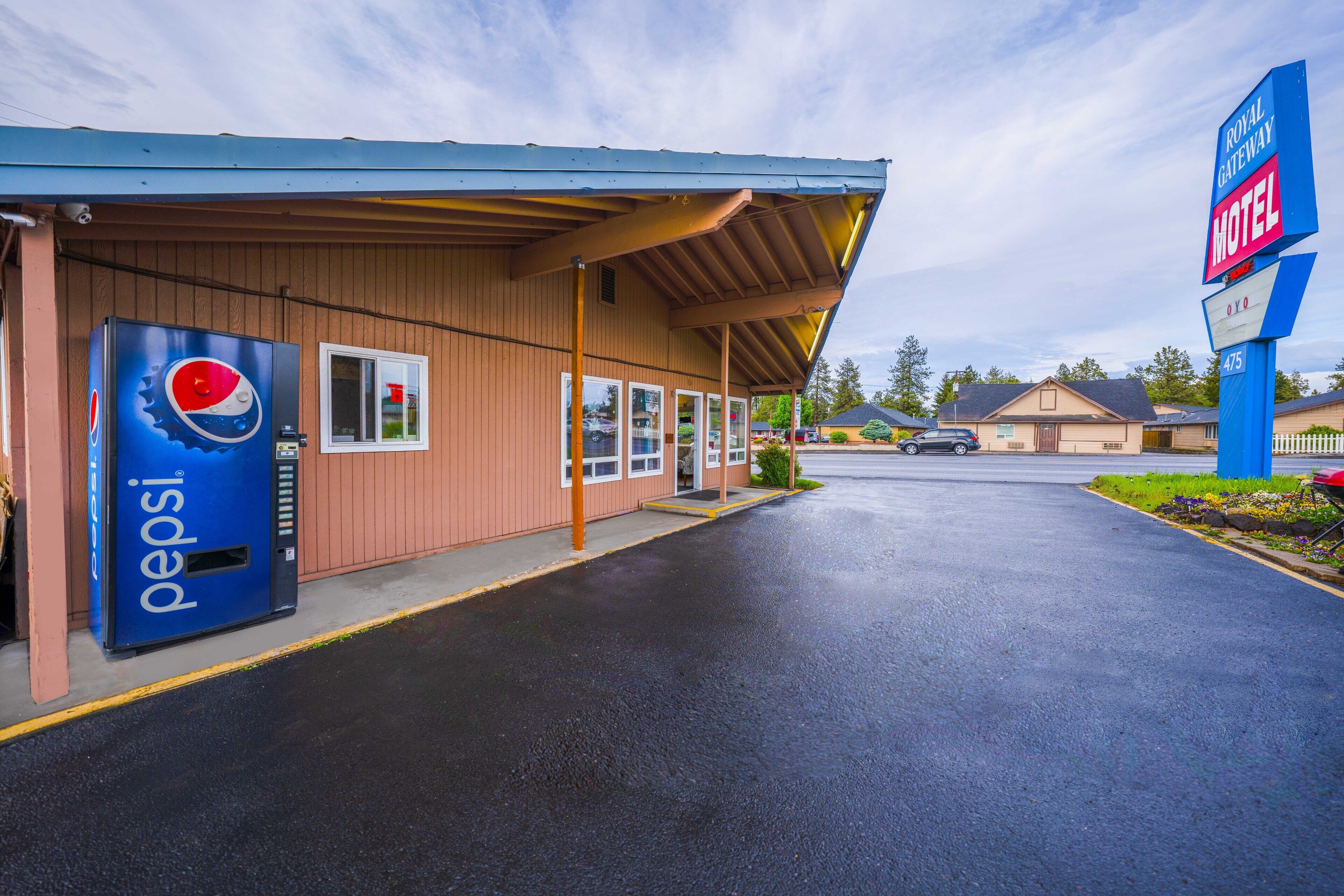 Royal Gateway Motel by OYO