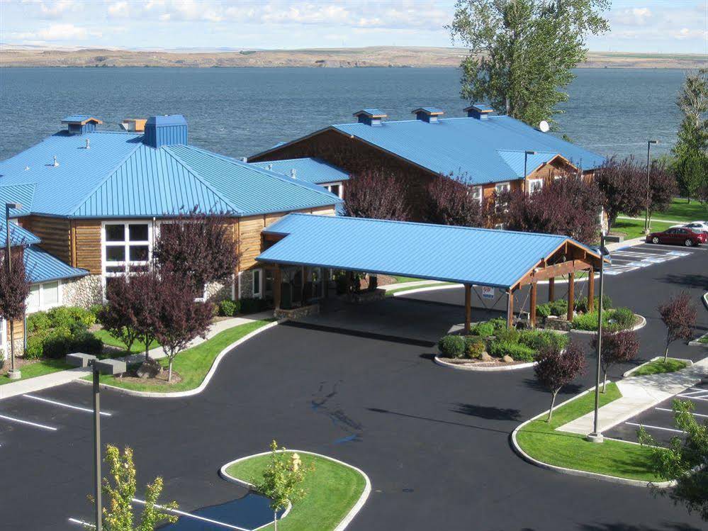 River Lodge & Cabins