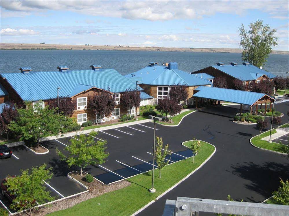 River Lodge & Cabins