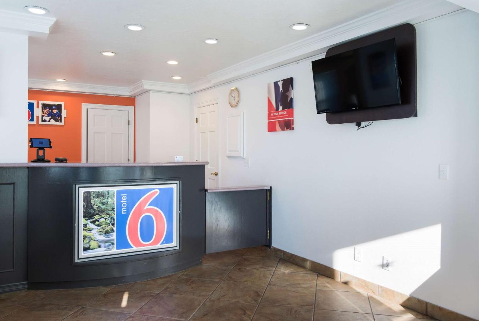 Motel 6 Canby Or