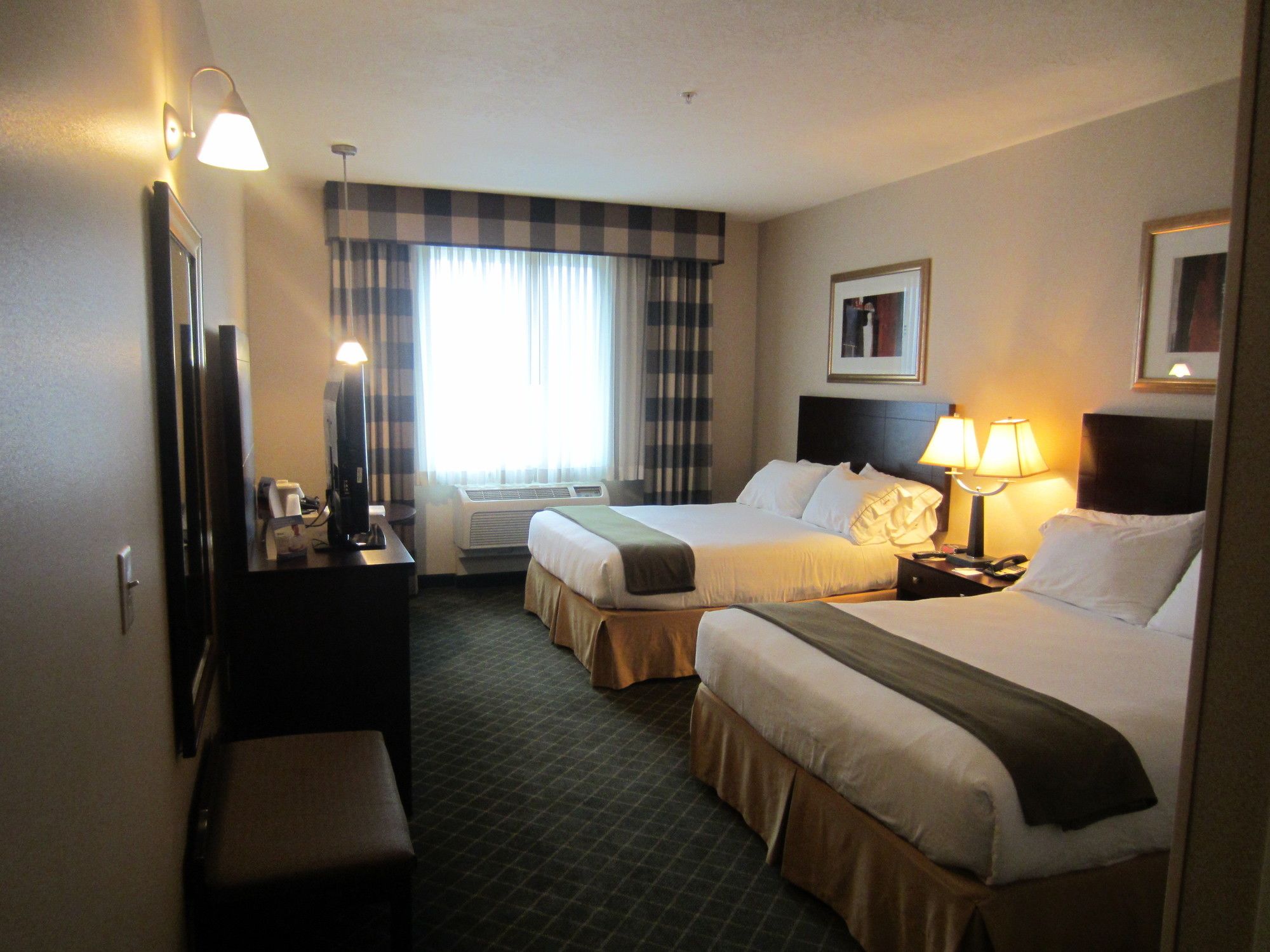 Holiday Inn Express & Suites Medford-Central Point