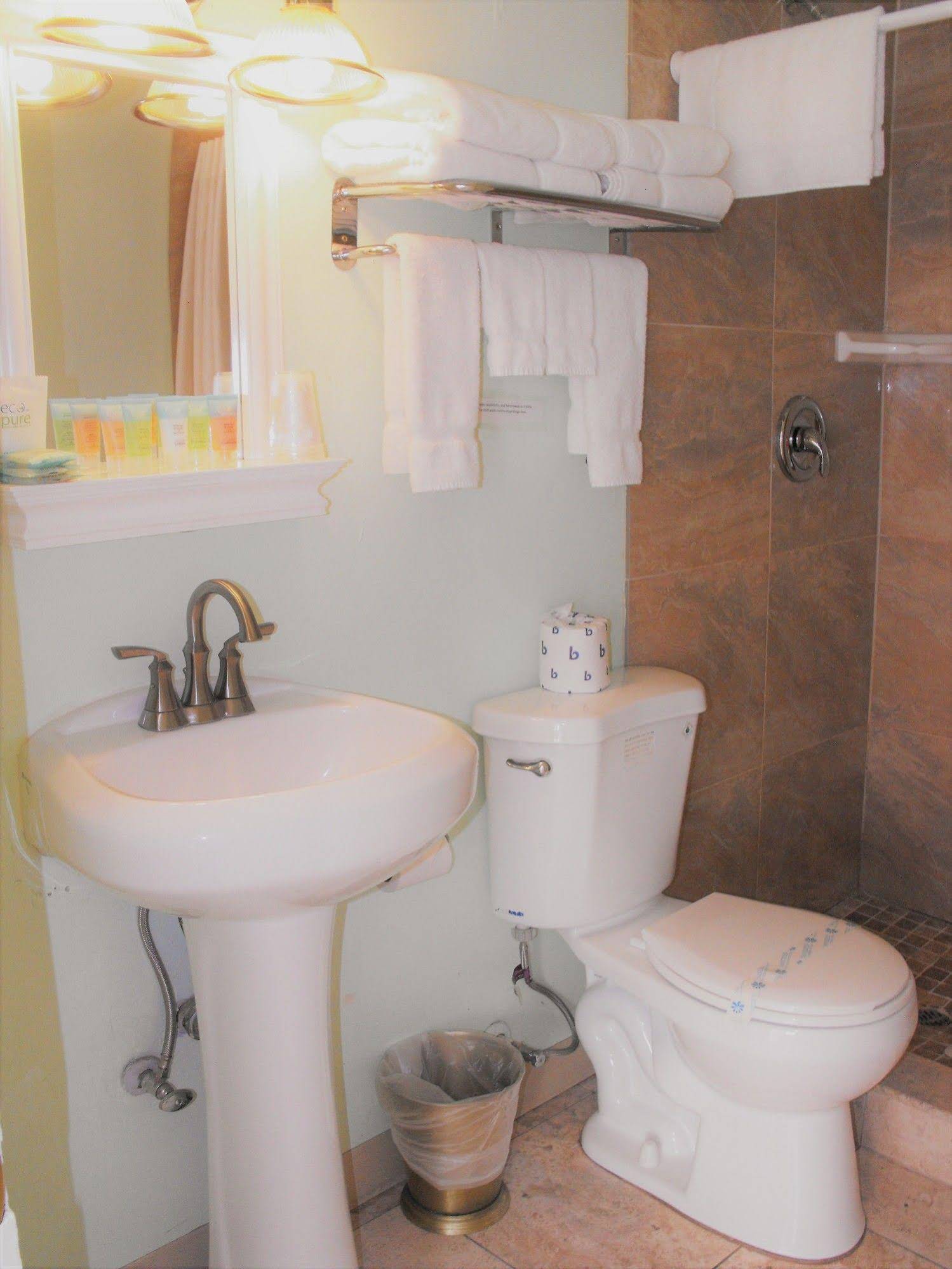 Eagle Crater Lake Inn