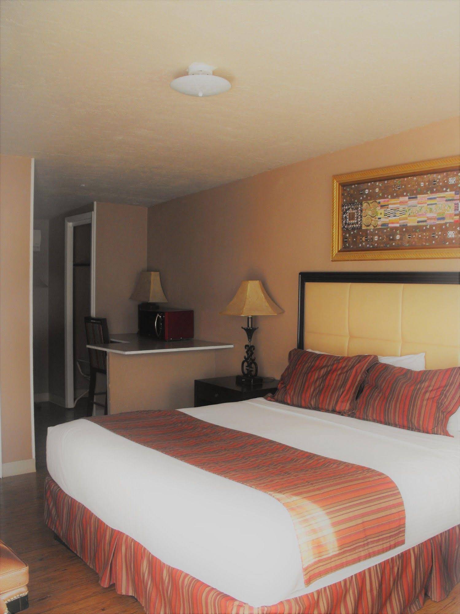 Eagle Crater Lake Inn