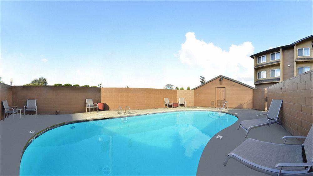 Clackamas Inn & Suites