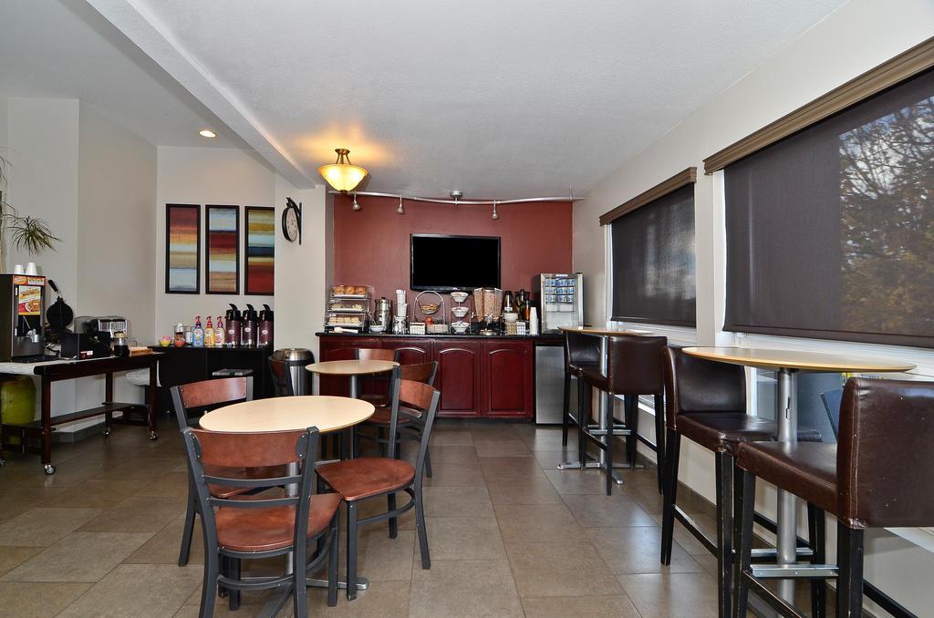 Clackamas Inn & Suites