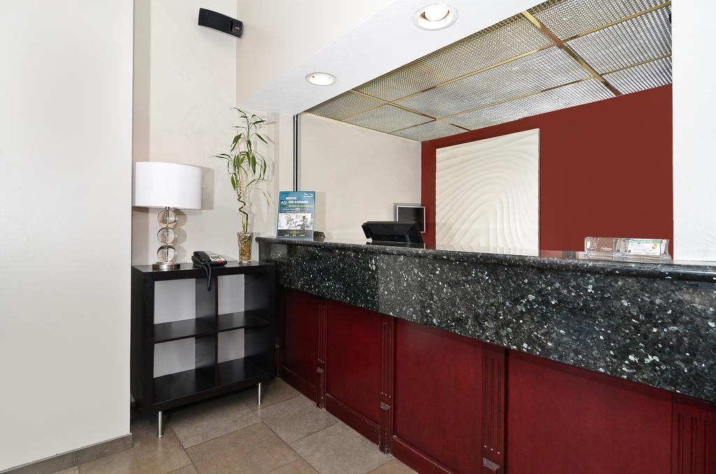 Clackamas Inn & Suites