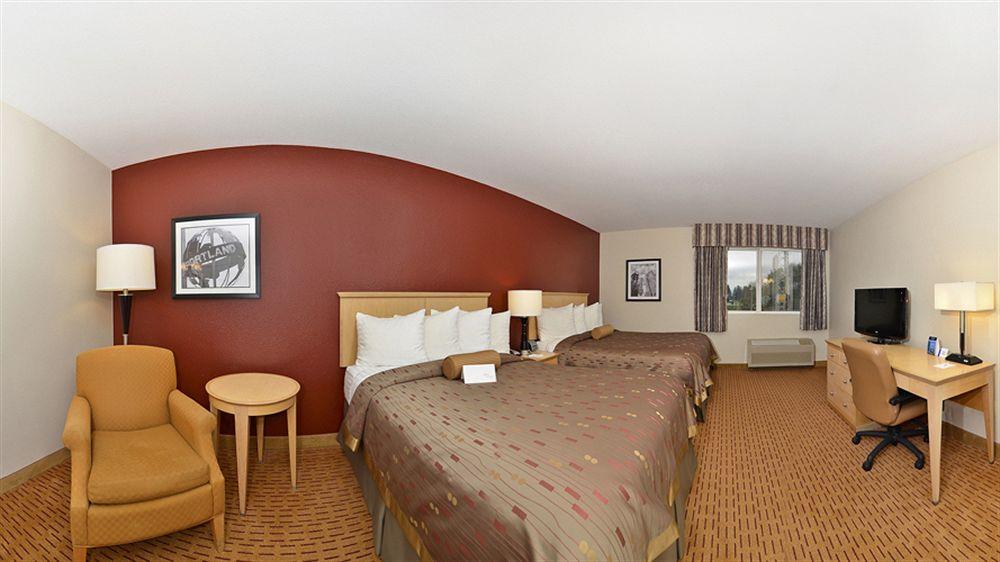 Clackamas Inn & Suites