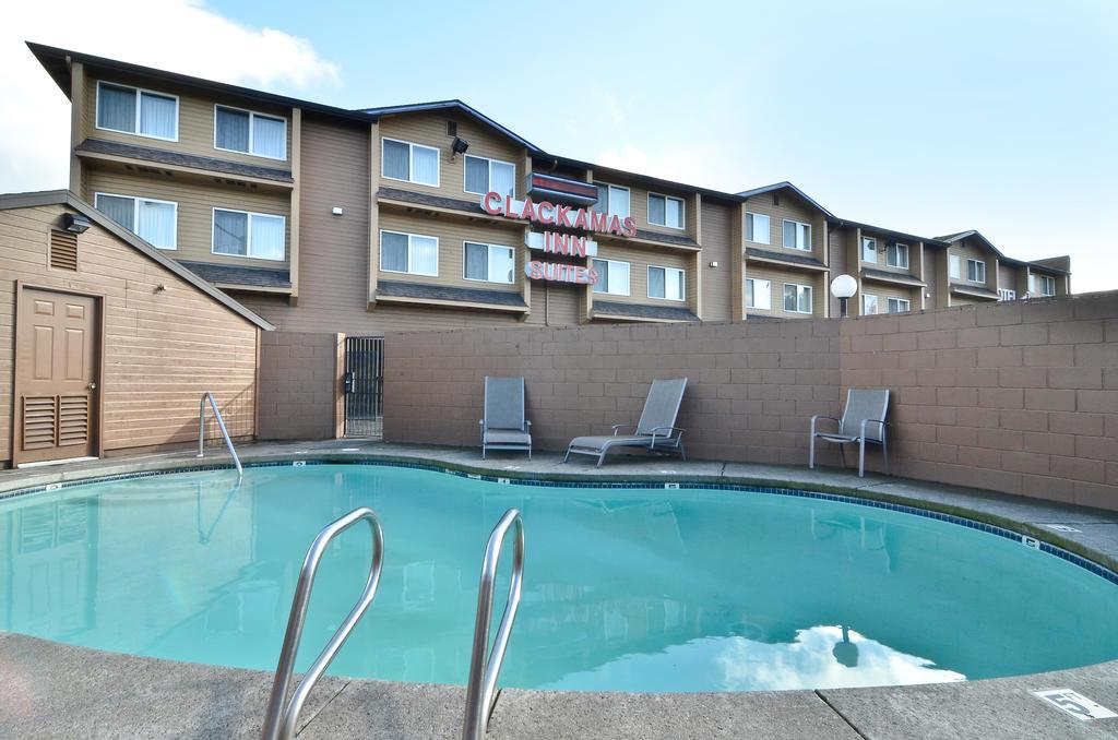 Clackamas Inn & Suites