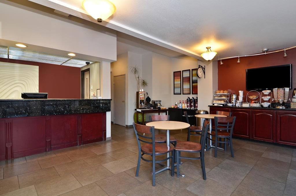Clackamas Inn & Suites