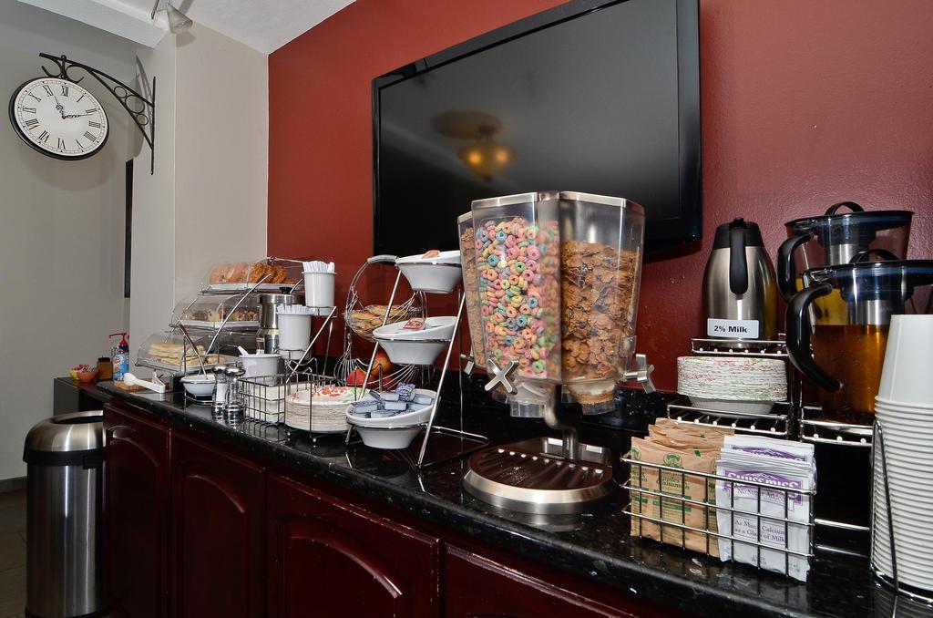 Clackamas Inn & Suites